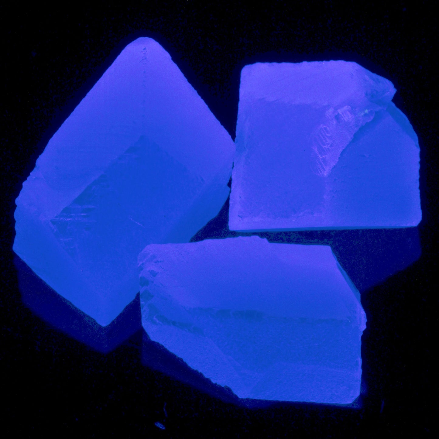 Blue glowing Eu:CaF2 gem rough