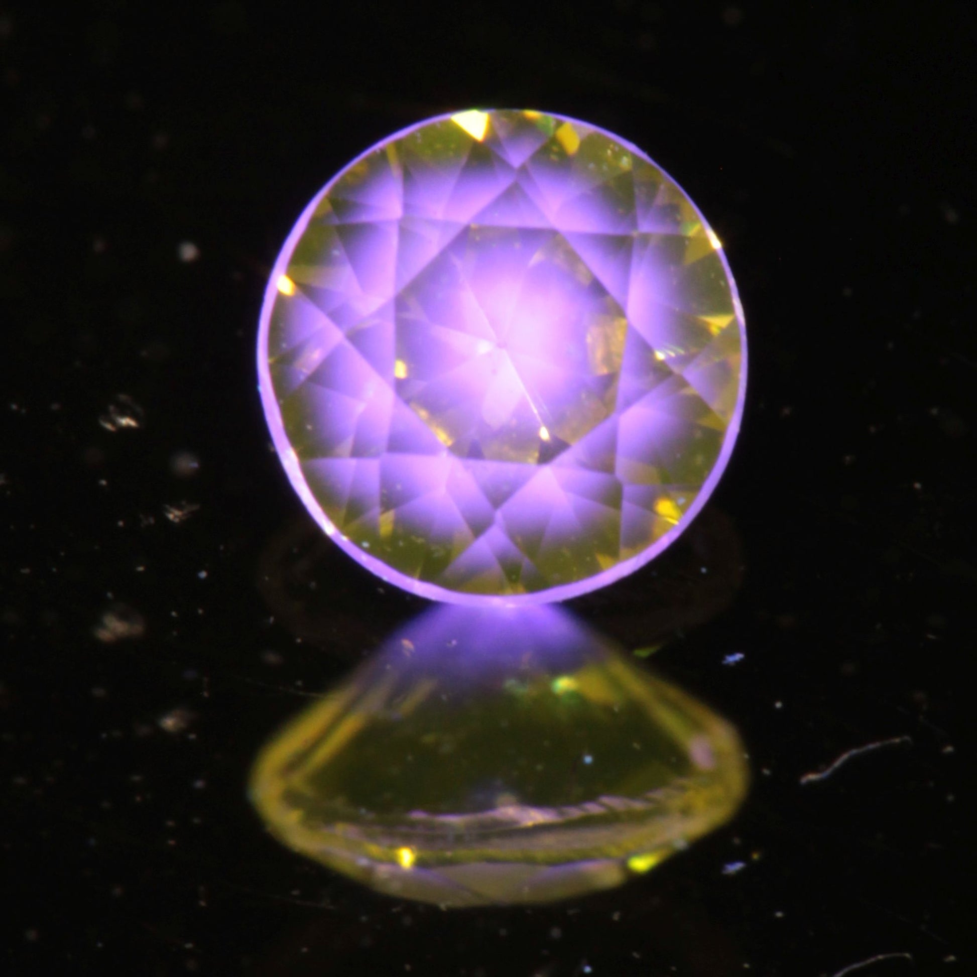 Faceted Round Ce/Nd YAG Gemstone with “Bullseye” Pink Fluorescence in the Yellow Crystal