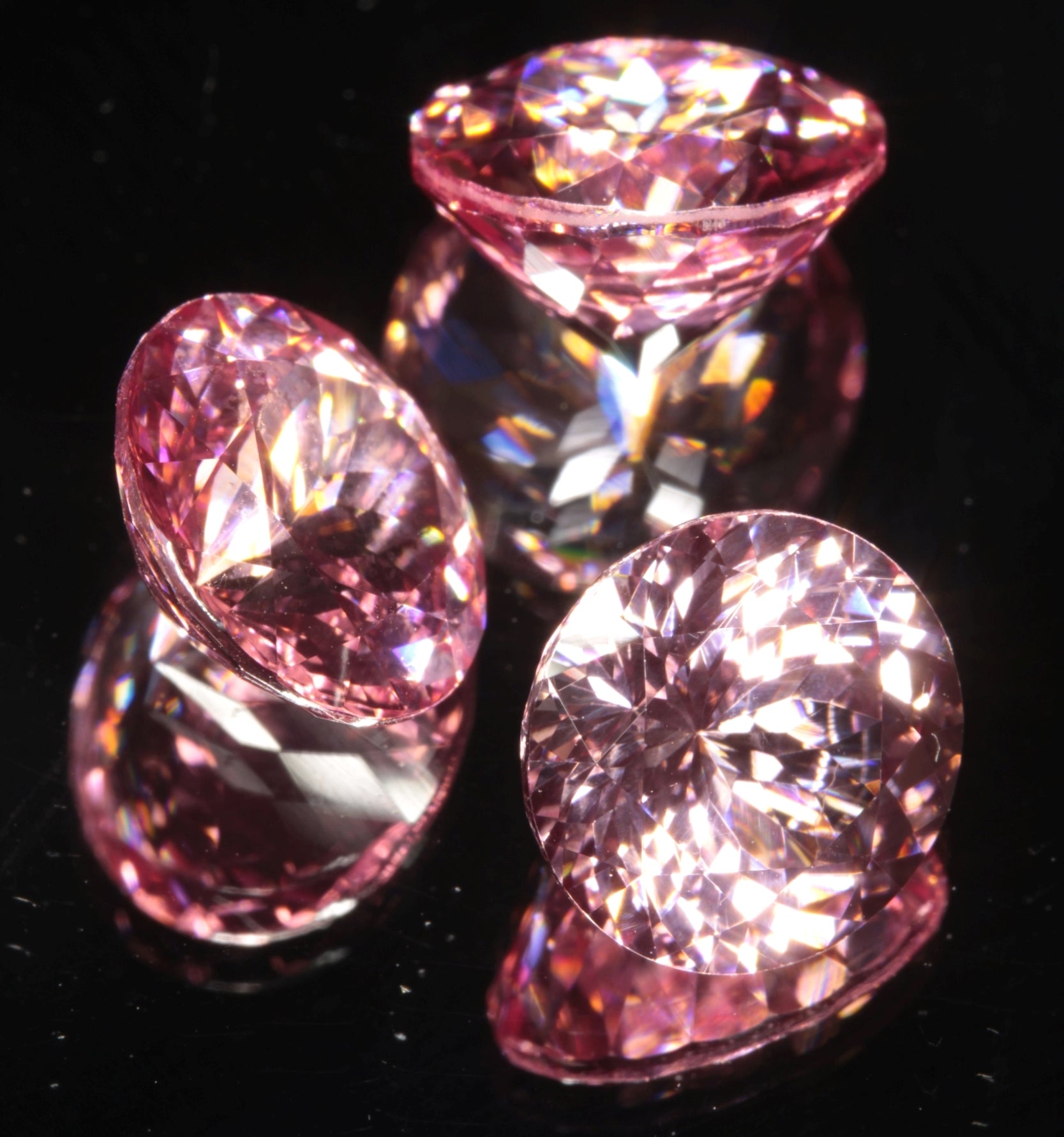 Ti:Sapph Round Faceted Gem