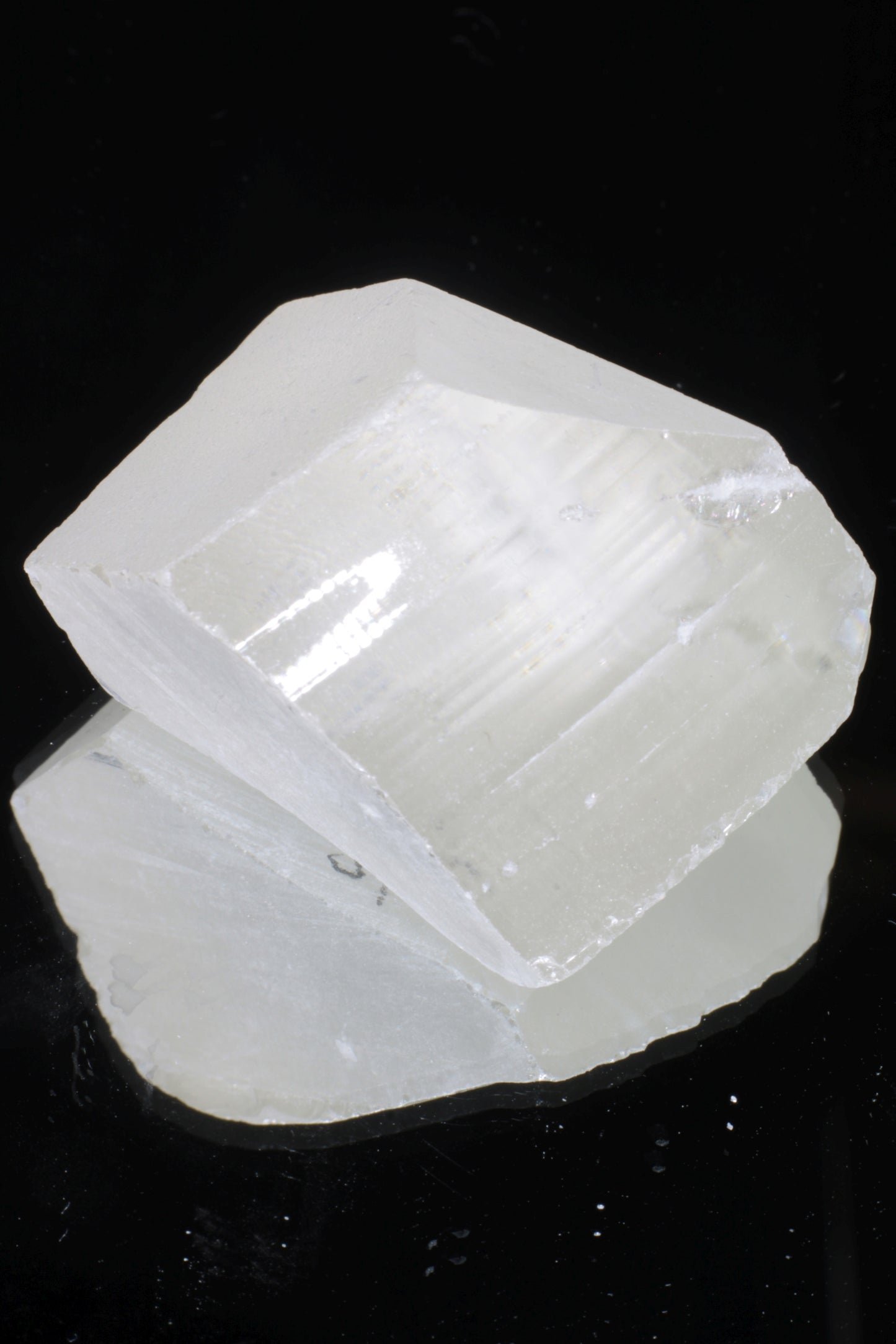 Lithium Niobate Facet Rough, High Brilliance and Dispersion