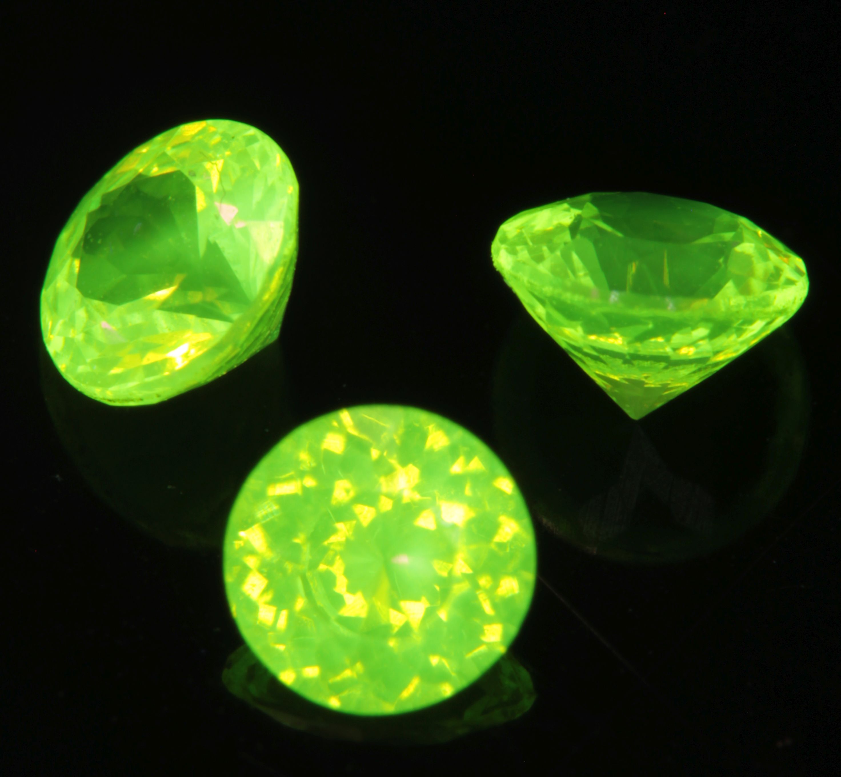 Bright Green LuAG Lumogarnet Round Melee Gemstone