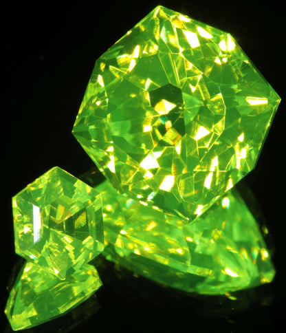 Faceted LuAG Lumogarnets, Green cut Stones in normal light
