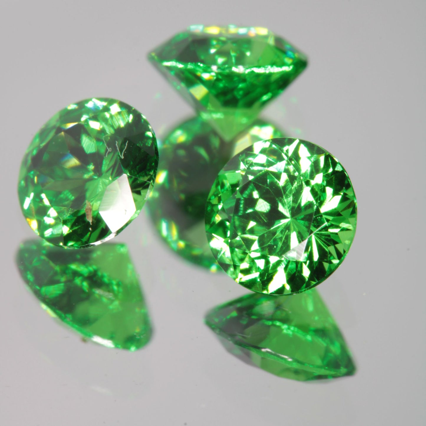 Green CTH:YAG 4mm Round faceted lab gemstone