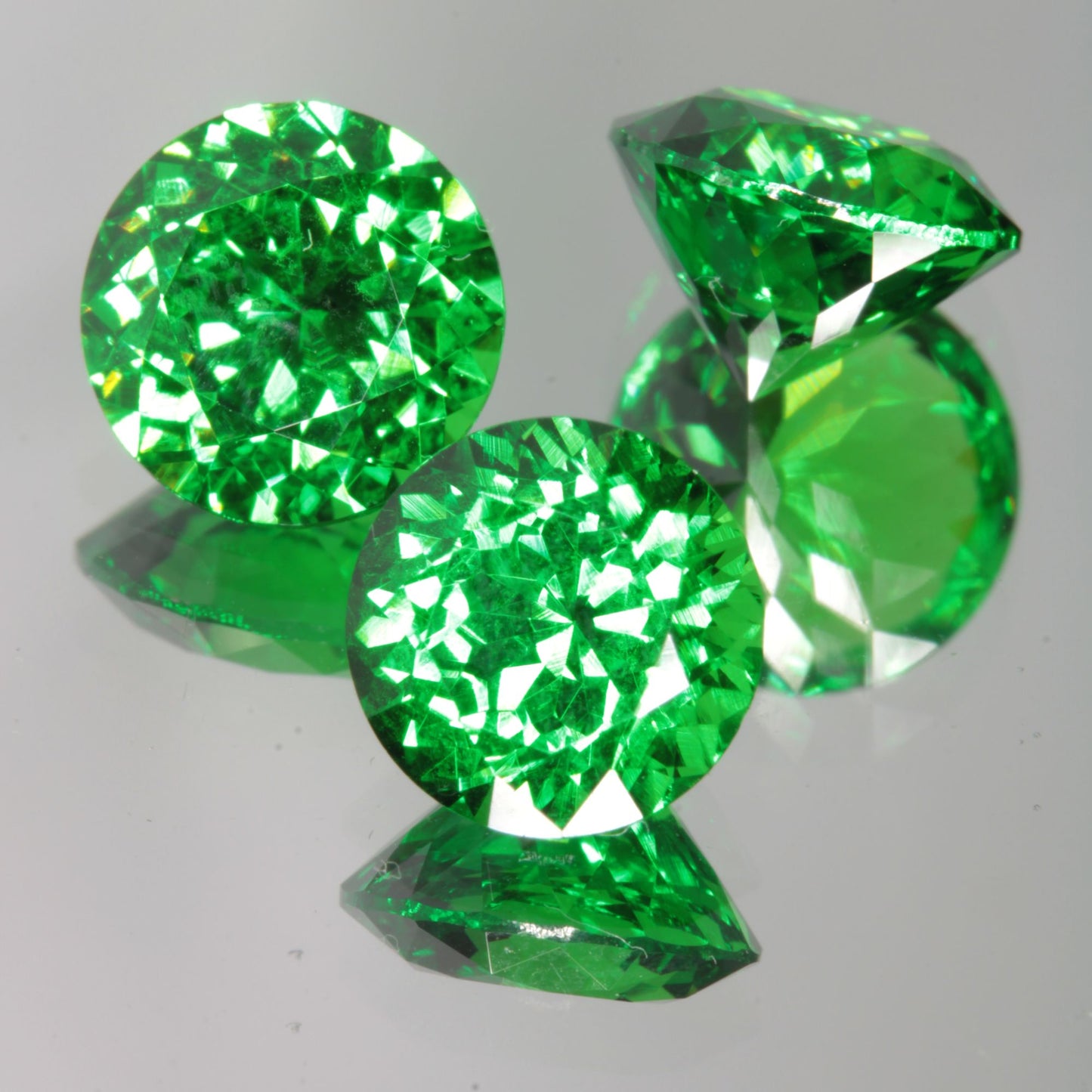 Green CTH:YAG 7mm Round faceted lab gemstone