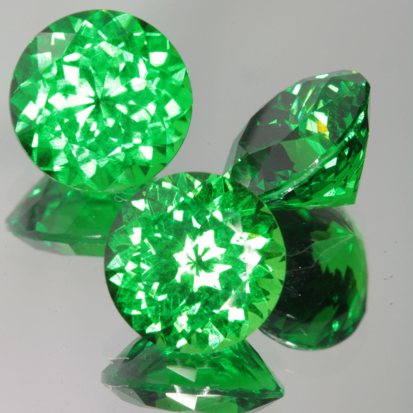 Green CTH:YAG 8mm Round faceted lab gemstone