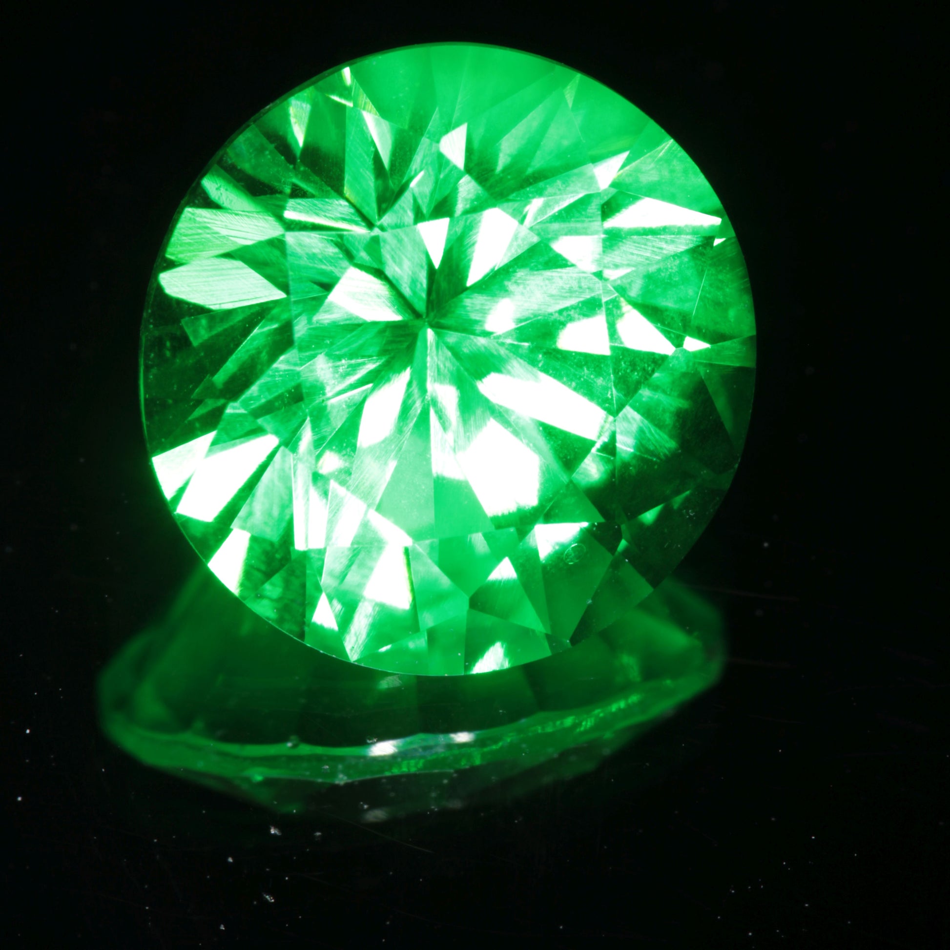 faceted vanadium YAG Round gemstone