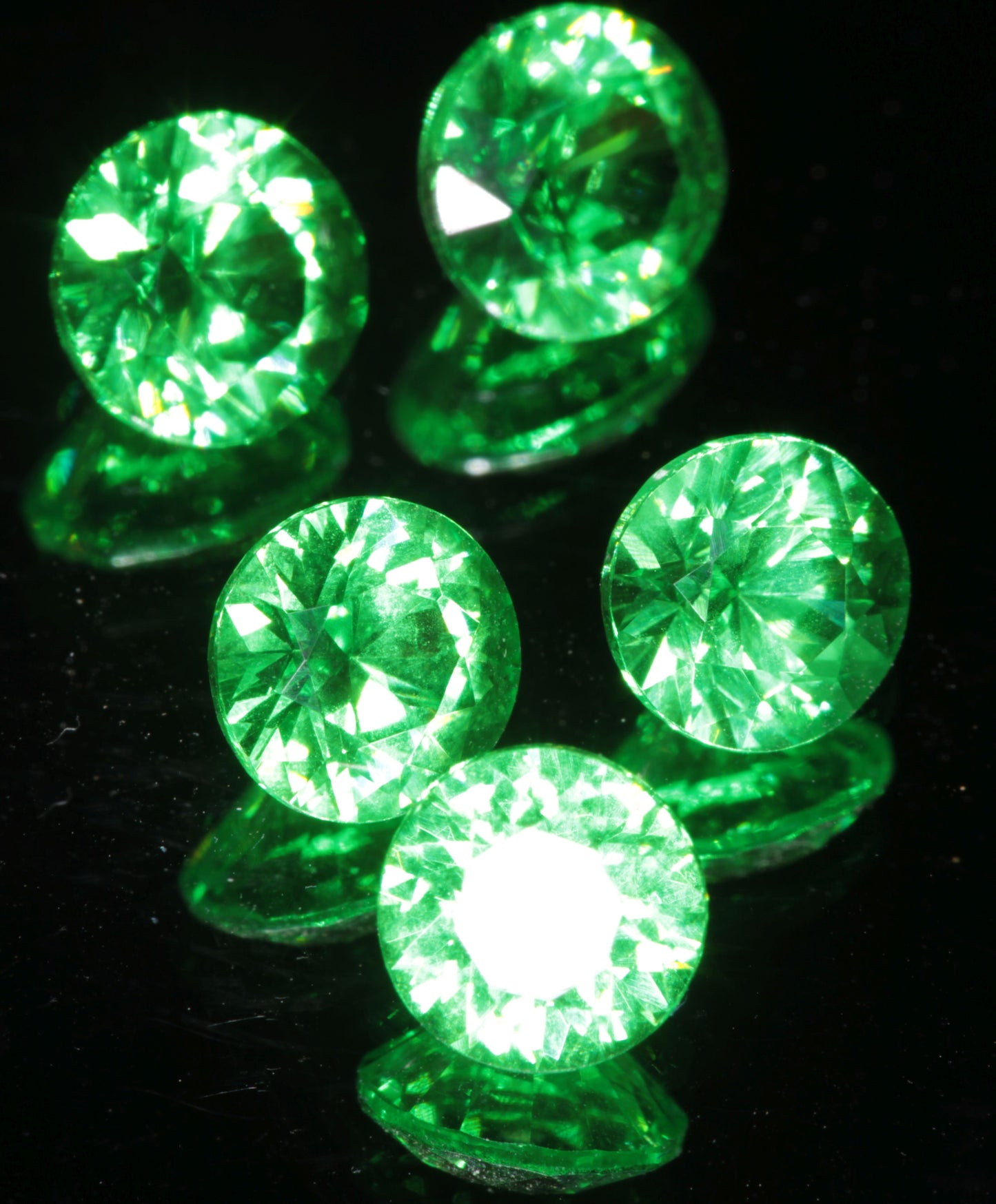 faceted vanadium YAG Round gemstone