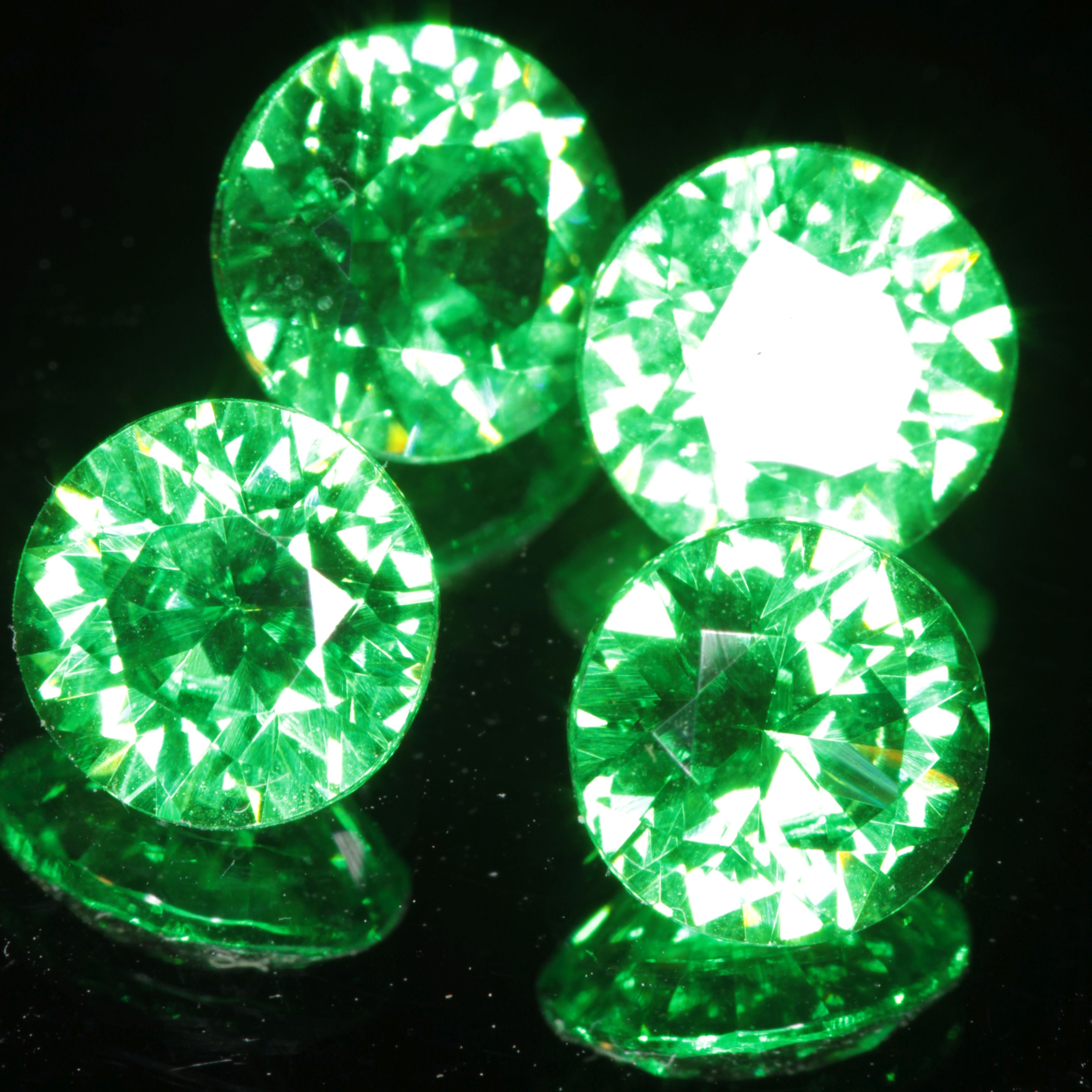 faceted vanadium YAG Round gemstone