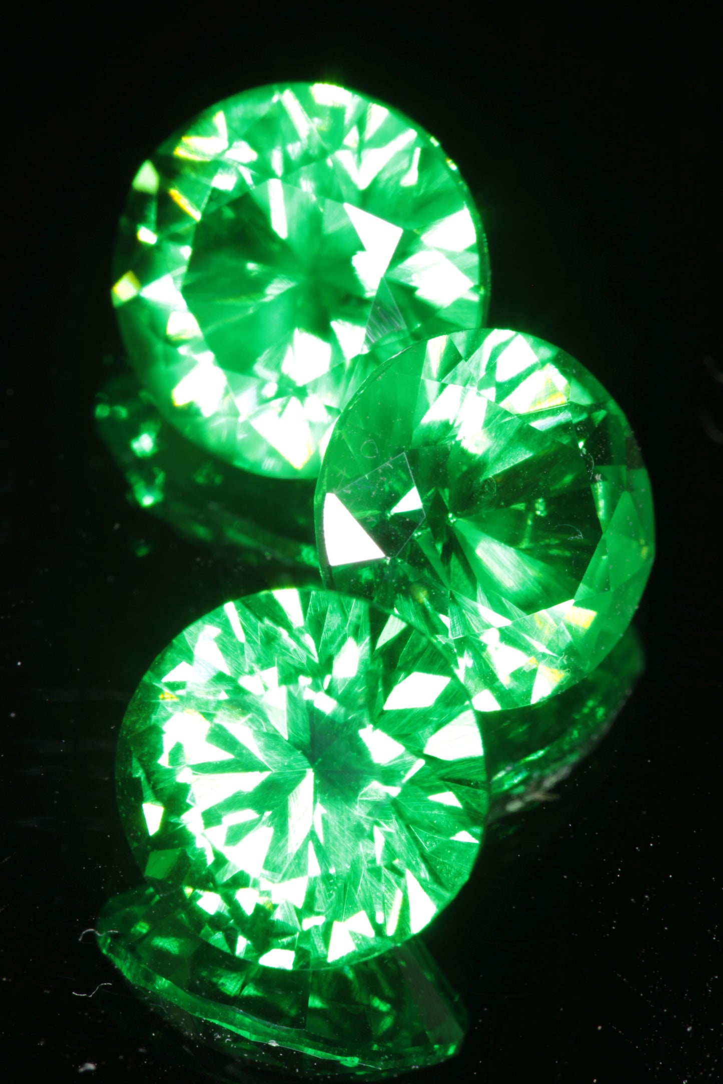 faceted vanadium YAG Round gemstone