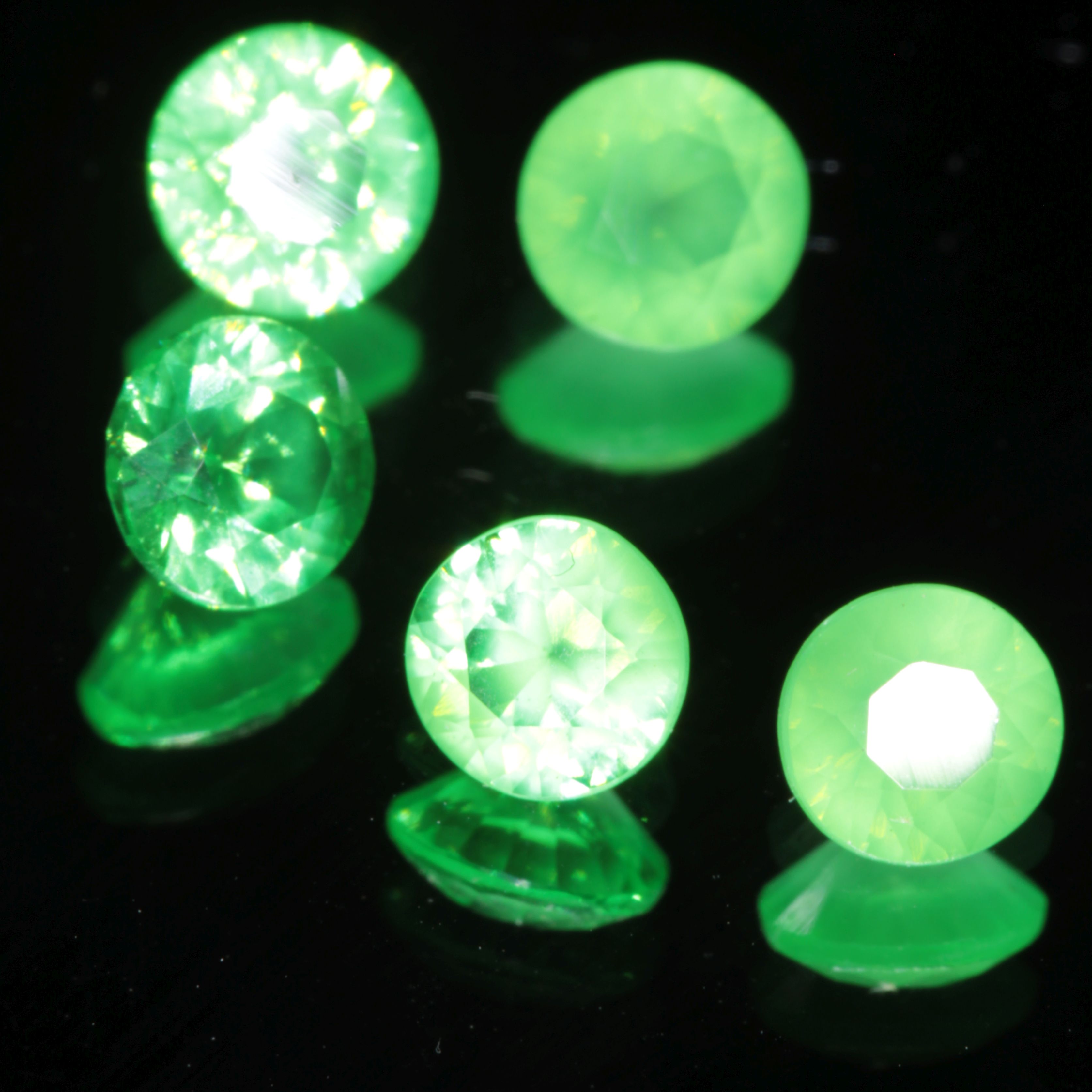 Sleepy V:YAG Round Green Gem