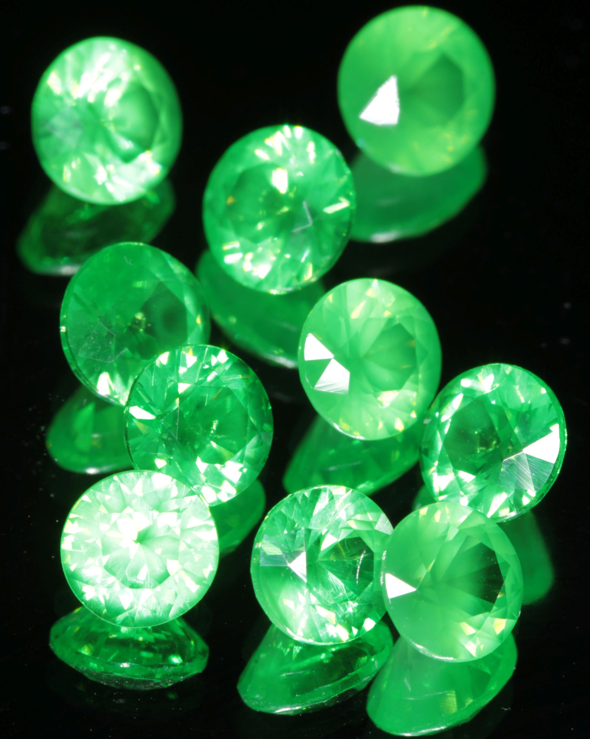 Sleepy V:YAG Round Green Gem