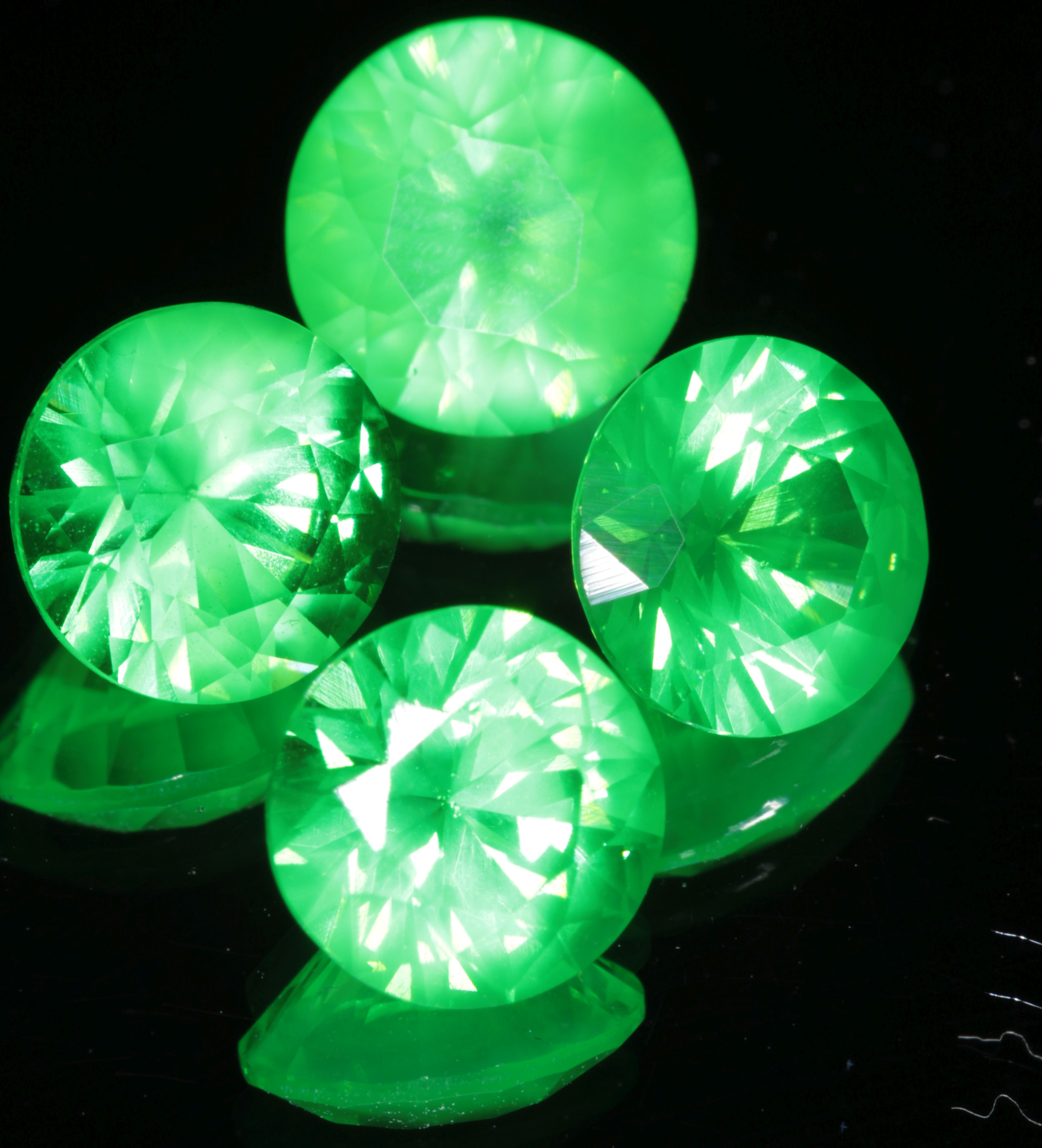 Sleepy V:YAG Round Green Gem