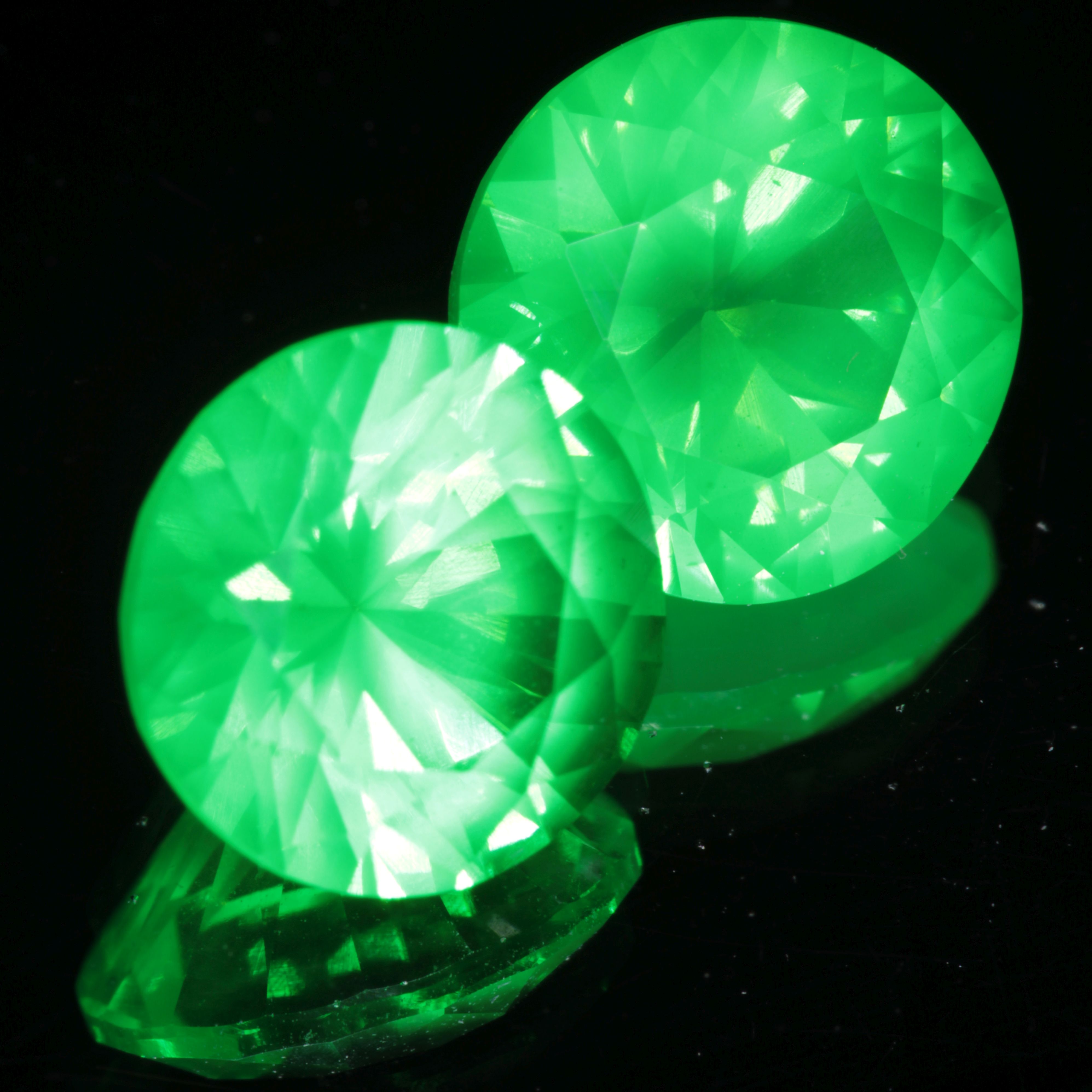 Sleepy V:YAG Round Green Gem
