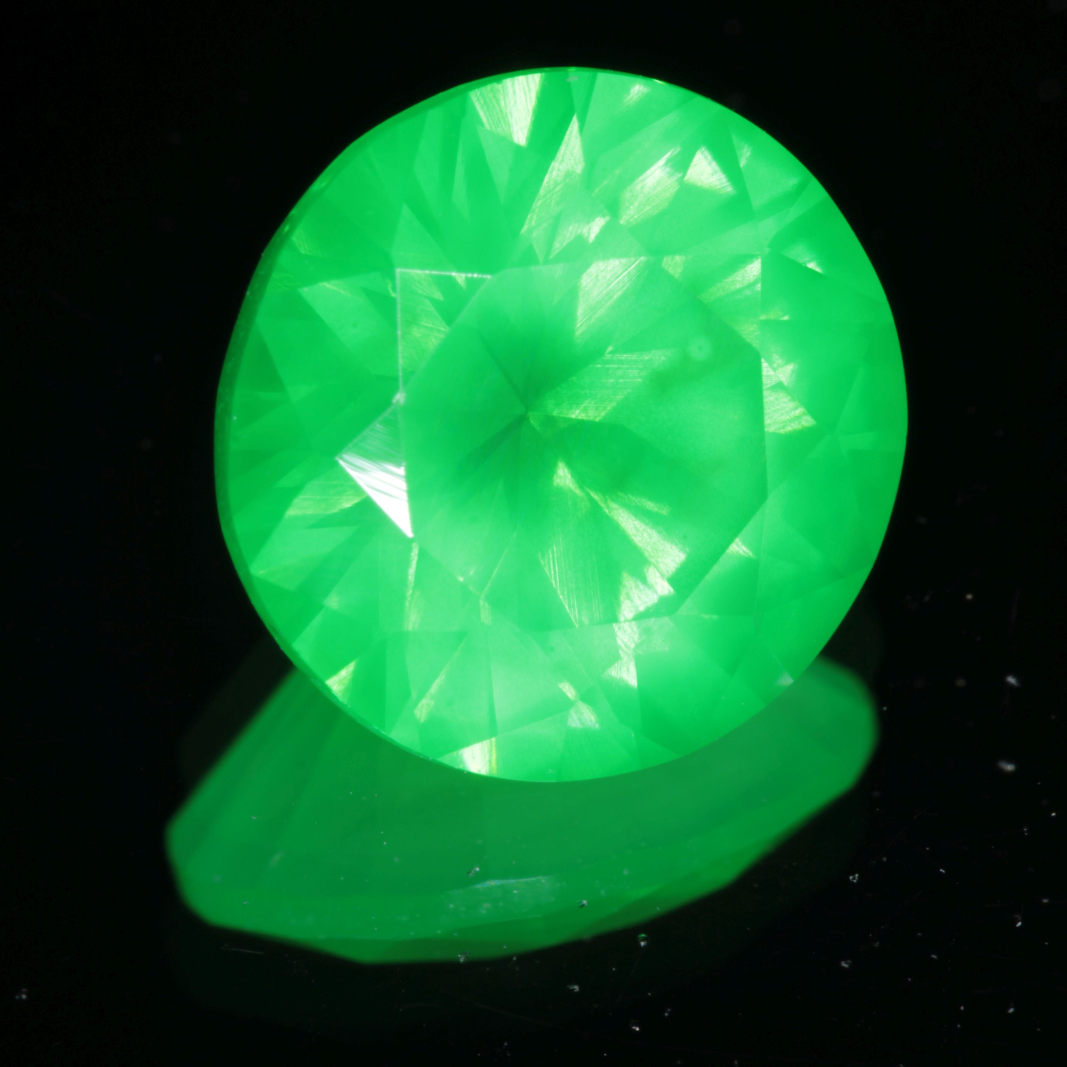 Sleepy V:YAG Round Green Gem