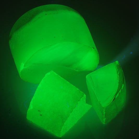Yellow flame fusion spinel purely under 365nm UV, showing the green glow
