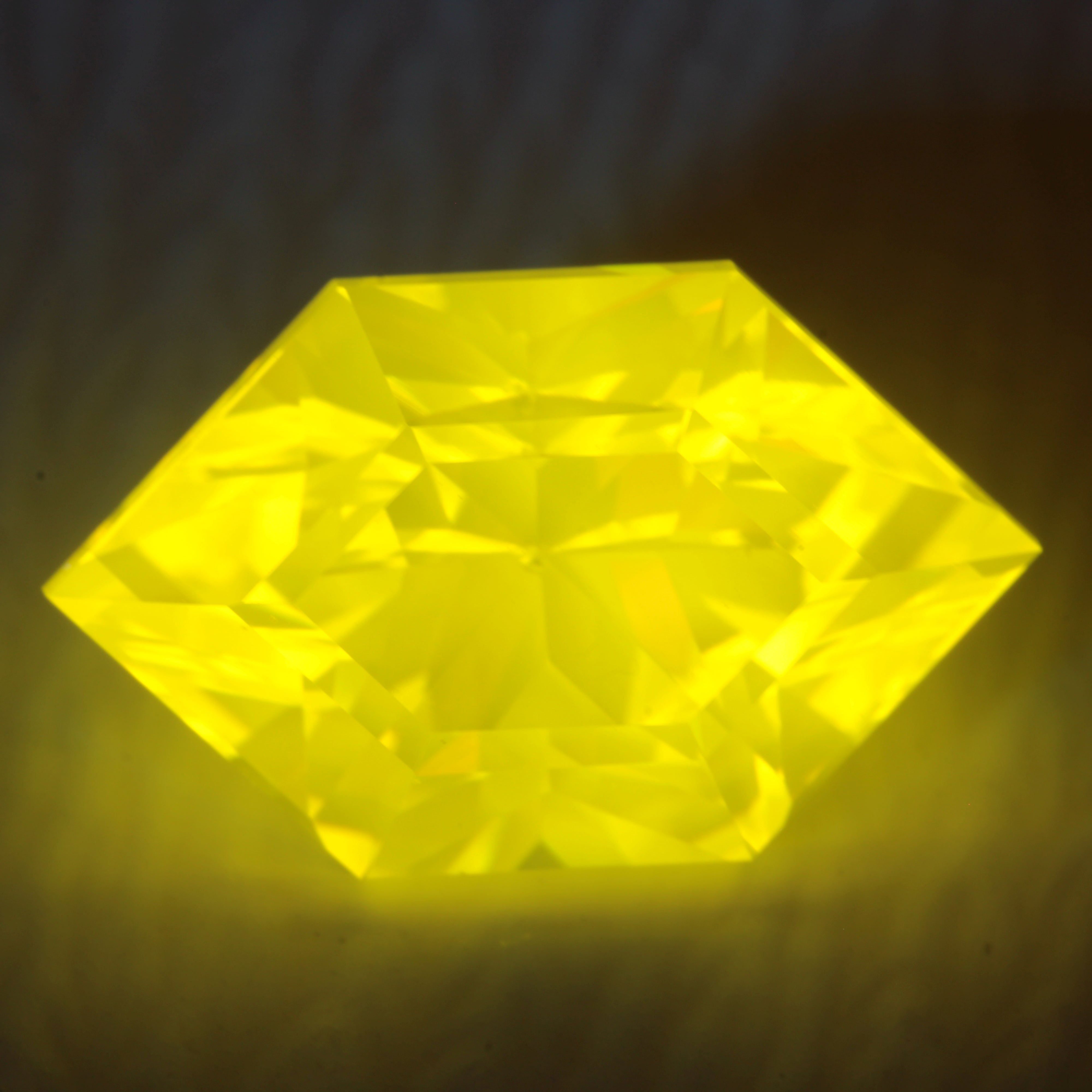 Brilliant Cut RetroHex in GAGG Lumogarnet 18ct – Gems Of Science
