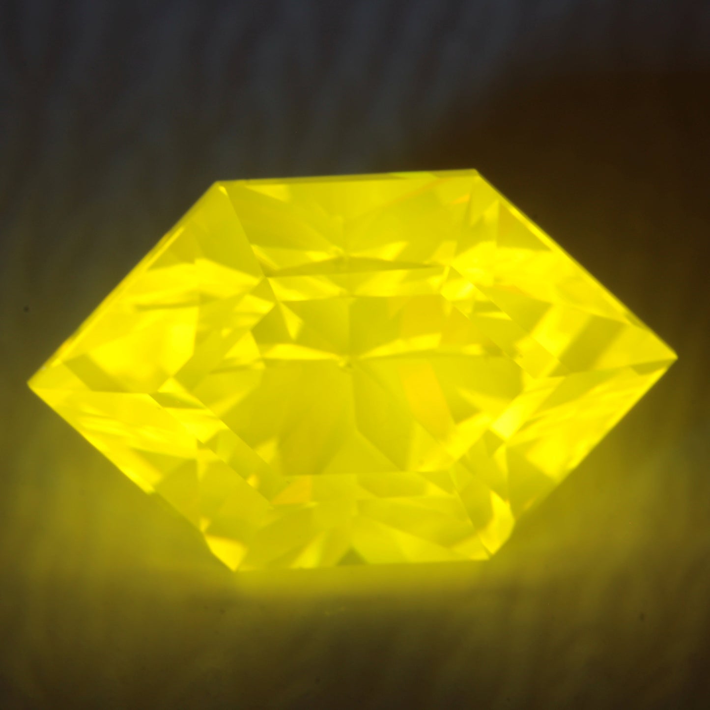 Brilliant Cut RetroHex in GAGG Lumogarnet 18ct