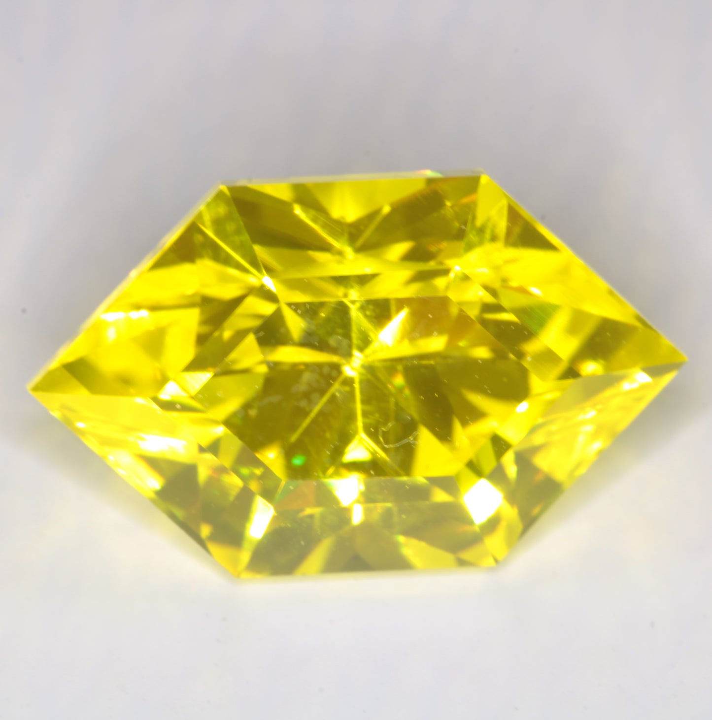 Brilliant Cut RetroHex in GAGG Lumogarnet 18ct