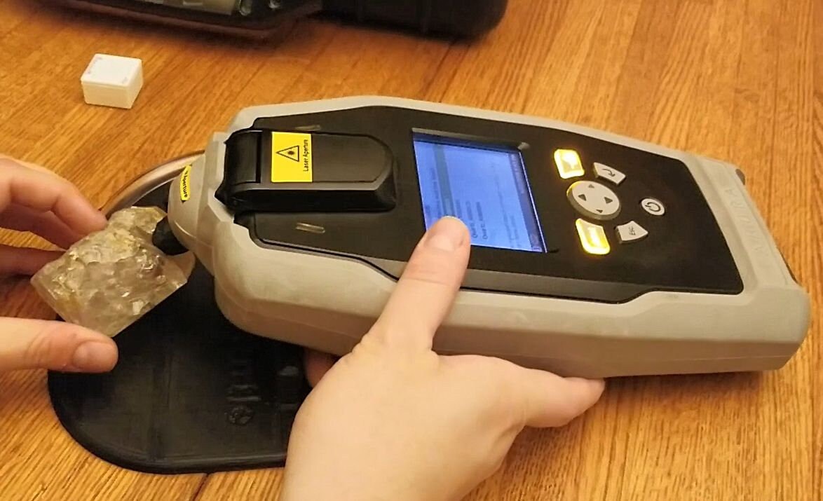 Handheld Raman Spectrometer for Gem Identification with Software for Android Smartphone and PC